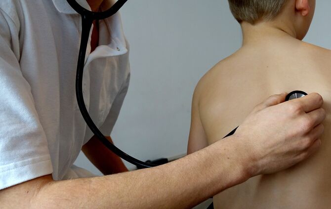 Kind Arzt krank Krankheit krankenhaus klinik kinderarzt symbol symbolfoto symbolbild