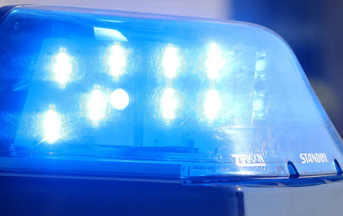 Polizei Blaulicht Symbolfoto - 1 - 1