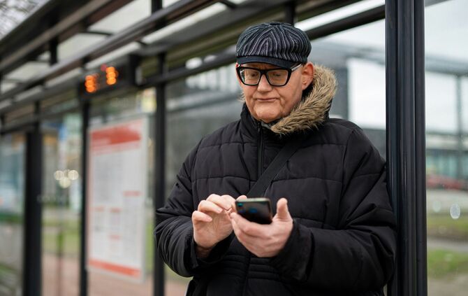 Senior genervt am Smartphone