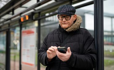 Senior genervt am Smartphone