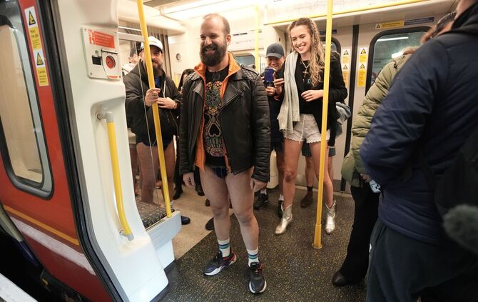 «No Trousers Tube Ride»: Ohne Hose in U-Bahnen in London