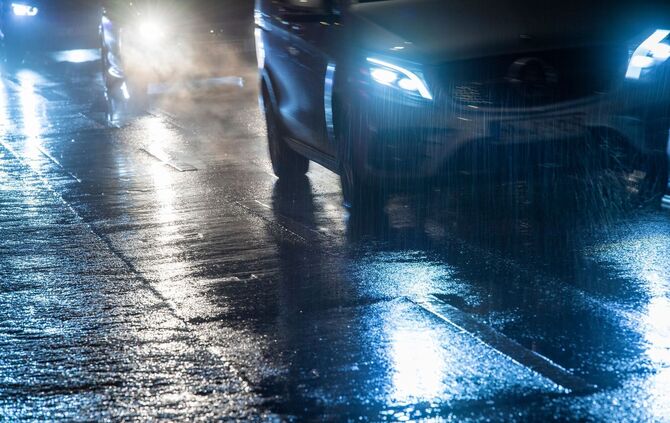 Autos fahren bei gefrierenden Regen über eine Straße