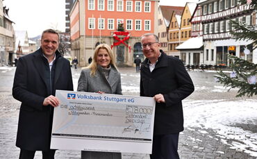 Die Volksbank spendet für die Aktion Miteinander Füreinander. Von links Markus Schmid, Jutta Pöschko-Kopp und Holger Wüst.