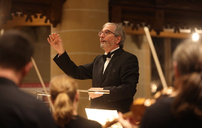 Gerhard Paulus beim Dirigieren des Weihnachtskonzerts der Winnender Kantorei. Nun steht für den Kantor nur noch ein großes Proje