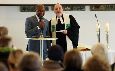 Dr. Joy Alemazung im Gespräch mit dem Urbacher Pfarrer Johannes Stahl.