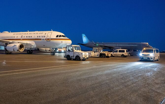 Regierungsmaschinen bei Zwischenstopp in Island