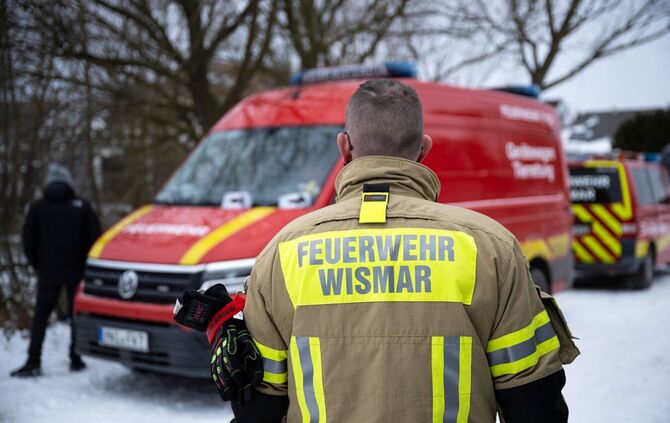 In Wismar ist eine Leiche aus einem Teich geborgen worden.