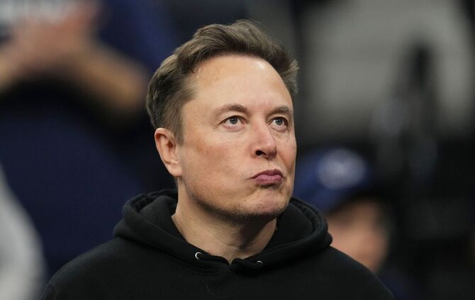 Elon Musk verteidigt seine Online-Plattform trotz überwältigender Kritik aus Europa und Asien vehement. (Archivbild)