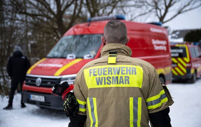 In Wismar ist eine Leiche aus einem Teich geborgen worden.