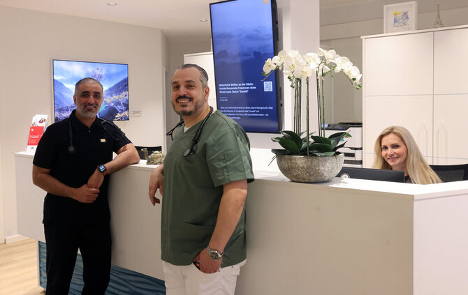 Dr. med. Ashraf Noman (links) und Khalil Saleh Mohammad Khalil in Nomans Praxis in Bad Cannstatt. Bald eröffnen die beiden Hausä