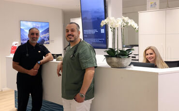 Dr. med. Ashraf Noman (links) und Khalil Saleh Mohammad Khalil in Nomans Praxis in Bad Cannstatt. Bald eröffnen die beiden Hausä