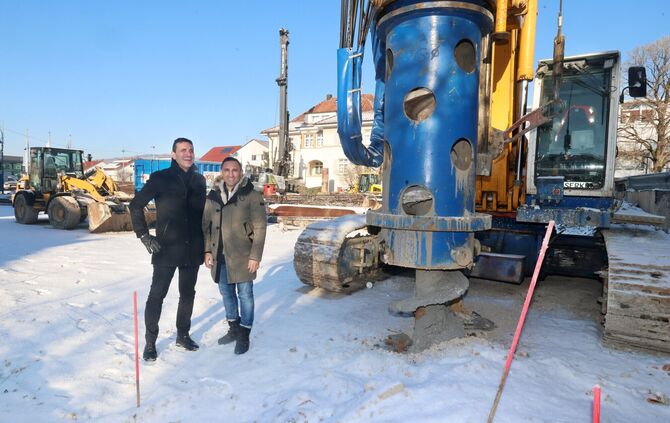 Architekt und Bauplander Franco De Simone (l.) und Bauherr Paulo Bayrak (r.) neben dem großen Bohrer, der sich derzeit auf den G