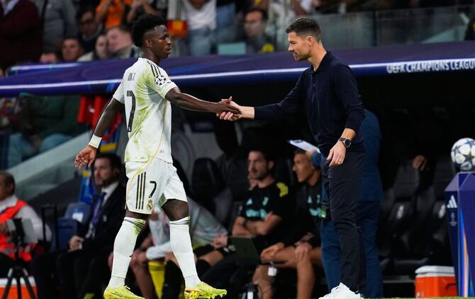 Vinicius Junior und Xabi Alonso