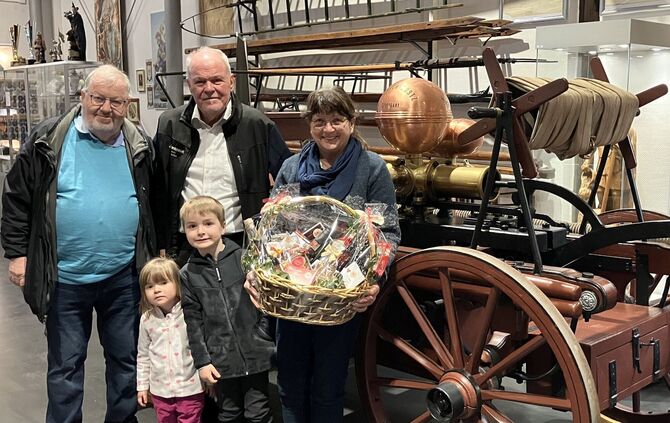 Das Ehepaar Petentin mit dem Vorsitzenden des Museumsvereins, Harald Pflüger (Mitte), und einem Geschenkekorb.