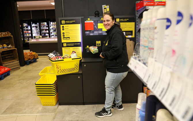 Zweimal pro Woche ist auch eine Mitarbeiterin vor Ort. Hier zeigt Simone Kuhn, wie die Bezahlung mit der Kasse im Ortkauf funkti