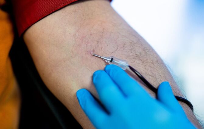 Aktuell reichen die Lagerbestände nur noch für eineinhalb Tage, warnt der DRK-Blutspendedienst. (Archivbild)