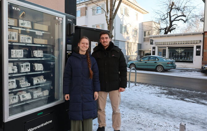 Lilly Kempe und Elvis Ramadani betreiben einen "Mystery Packs"-Automaten in Fellbach.