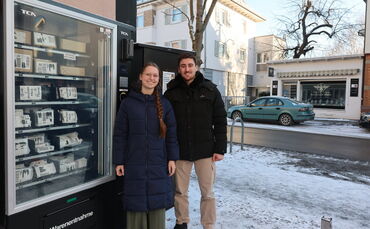 Lilly Kempe und Elvis Ramadani betreiben einen "Mystery Packs"-Automaten in Fellbach.