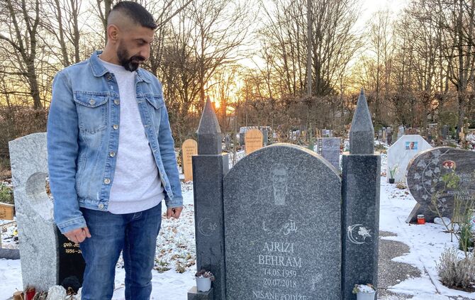 Toni Ajrizi am Grab seines Vaters, der 2018 an Lungenkrebs verstorben ist.