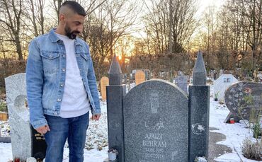 Toni Ajrizi am Grab seines Vaters, der 2018 an Lungenkrebs verstorben ist.