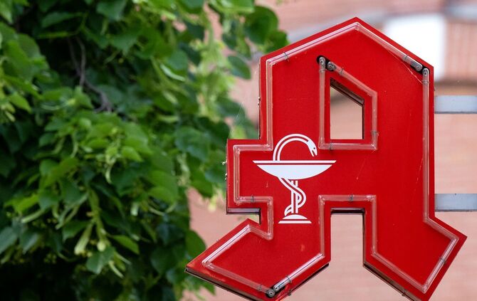 Für viele Menschen wird der Weg zur Apotheke länger. (Archivbild)