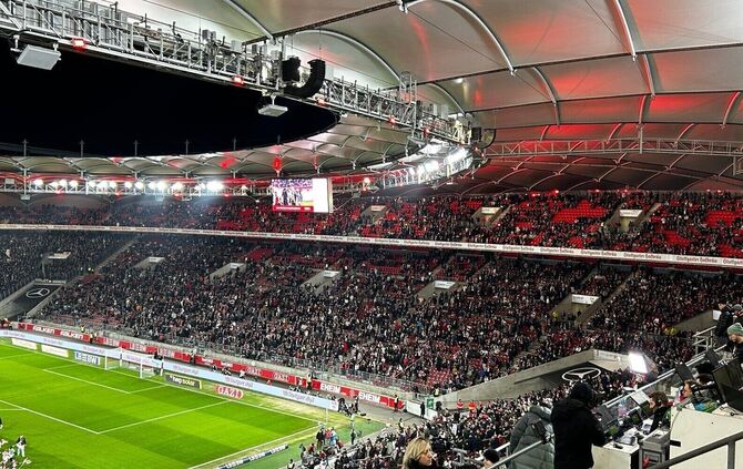 Viele Plätze in der MHP-Arena sind kurz vor dem Anpfiff noch leer.