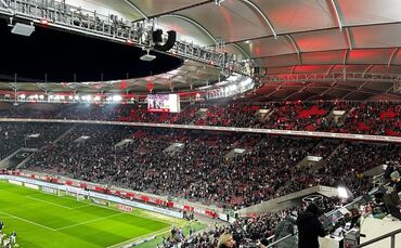 Viele Plätze in der MHP-Arena sind kurz vor dem Anpfiff noch leer.
