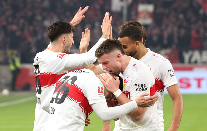 Ermedin Demirovic herzt Torschütze Deniz Undav.