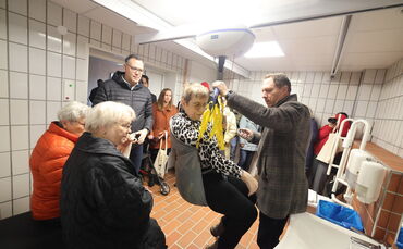 Die "Toilette für alle" ist mit einem Lift ausgestattet, den Oberbürgermeister Hartmut Holzwarth (rechts) bei der Einweihung tes