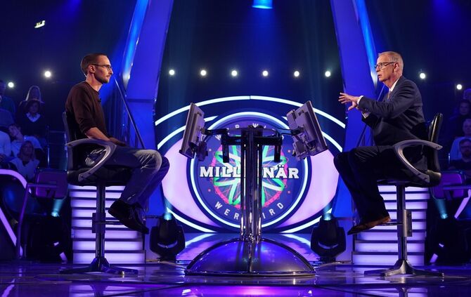 Da hatte schon alles wieder seine Ordnung: Axel Wolf (links) mit Günther Jauch in dessen Sendung "Wer wird Millionär?".
