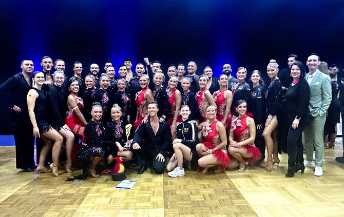 Stolze Tänzer: Das A- und B-Team des TSC Waiblingen räumten in Weinheim ab.