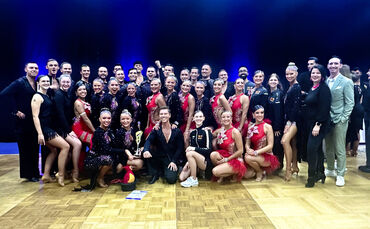 Stolze Tänzer: Das A- und B-Team des TSC Waiblingen räumten in Weinheim ab.