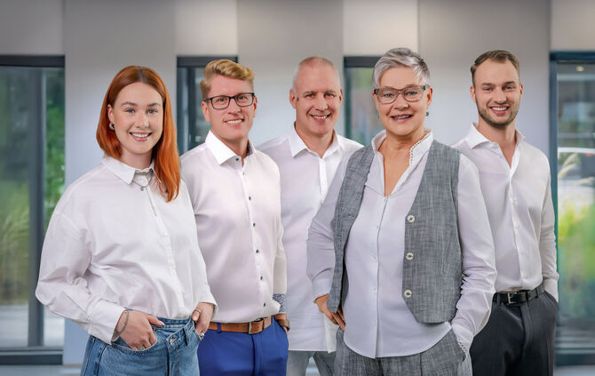 K013_digiPR_04_Teambild_Collage_NEU (2)