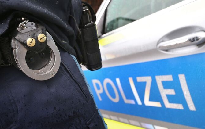 Ein Maskierter mit Messern hat für einen Polizeieinsatz in Mengen gesorgt. (Symbolbild)