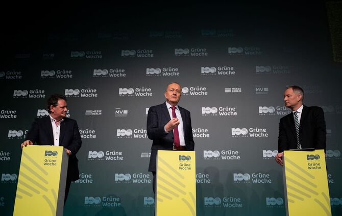 Die Landwirtschaft steht zu Beginn der Agrarmesse Grüne Woche unter Druck.