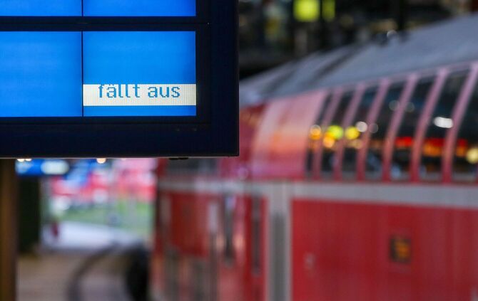 Ein Zugausfall wird auf einer Anzeigentafel angezeigt