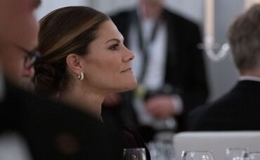 Kronprinzessin Victoria von Schweden hört während eines Abendessens anlässlich des 25. Jubiläums der Nordischen Botschaften im S
