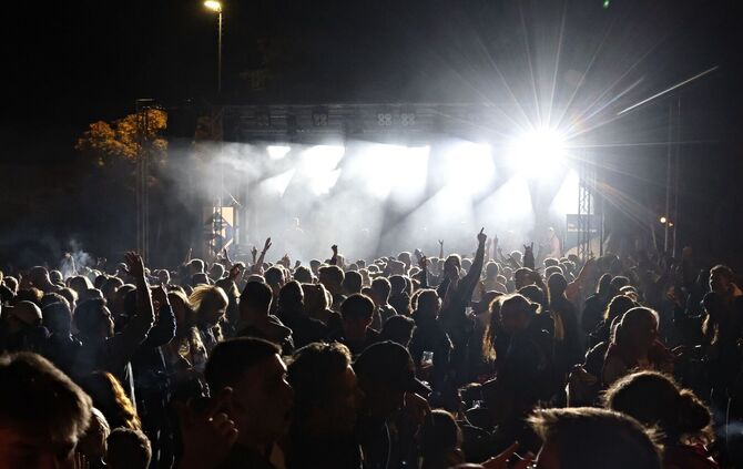 Archivfoto von einer Kirbeparty vor der Beutelsbacher Halle. Es zeigt nicht die Feier, bei der es 2025 zu einer Schlägerei zwisc