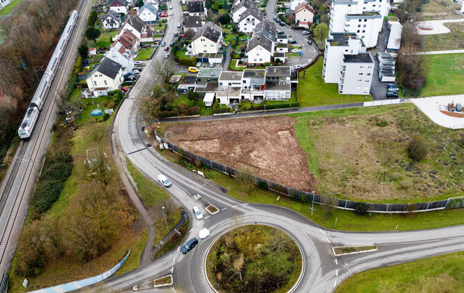 In diesem Eck am Kreisverkehr zwischen Ostlandstraße und Schorndorfer Straße soll der große Spielplatz im Neubaugebiet Riedwiese