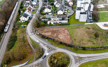 In diesem Eck am Kreisverkehr zwischen Ostlandstraße und Schorndorfer Straße soll der große Spielplatz im Neubaugebiet Riedwiese