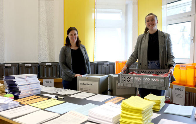 Christina Gauger (links) und Hauptamtsleiterin Emely Rehberger vor der OB-Wahl. Im Rathaus haben sie die Unterlagen und Schilder