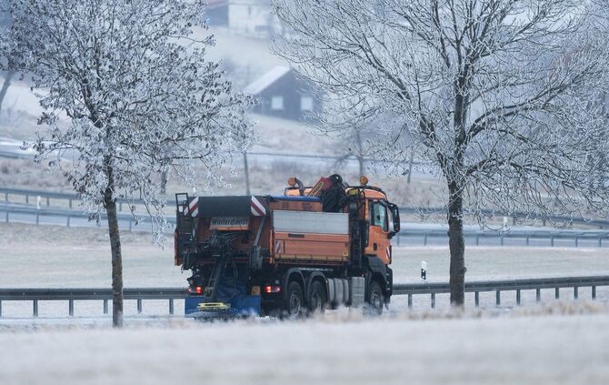 Nach dem Zusammenstoß mit dem Räum- und Streufahrzeug kam der 40-jährige Autofahrer schwer verletzt ins Krankenhaus. (Symbolbild