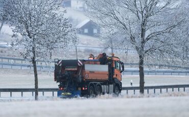 Nach dem Zusammenstoß mit dem Räum- und Streufahrzeug kam der 40-jährige Autofahrer schwer verletzt ins Krankenhaus. (Symbolbild