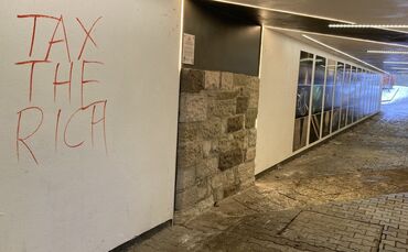 "Tax the Rich" - die Unterführung Richtung Burg-Gymnasium war mal wieder beschmiert.