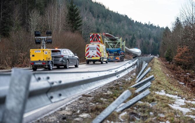 Unfall mit Schwertransporter - B294 gesperrt