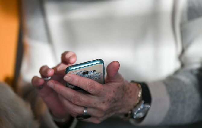 Senioren mit Smartphone