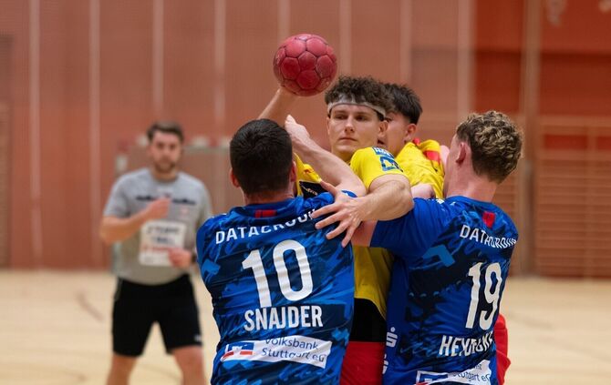 Der TVB Stuttgart (links Ivan Snajder, daneben Max Heydecke) hielt den UHK Krems in Schach.