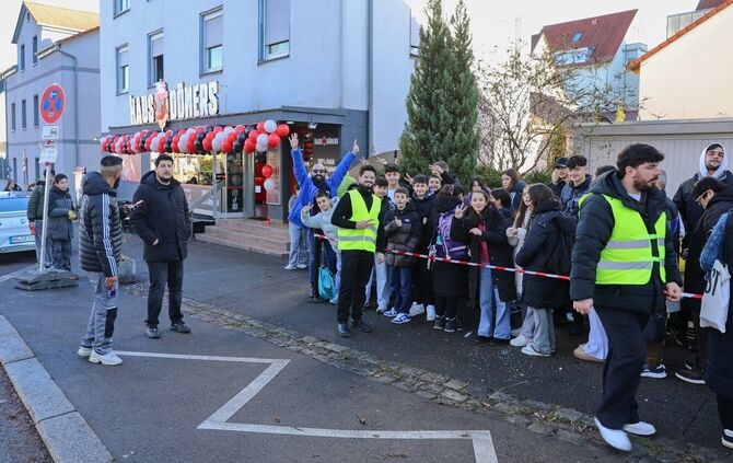 Das Securitypersonal des Franchise-Unternehmens organisiert den Einlass.