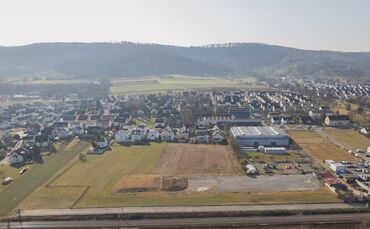 Die Gewerbefläche liegt zwischen der Erschließungsstraße und der bestehenden Bebauung.