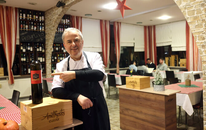 Stelios Kementzidis in seinem Restaurant "Zum Stelio": Dort hat er 62 verschiedene griechische Weine im Angebot.